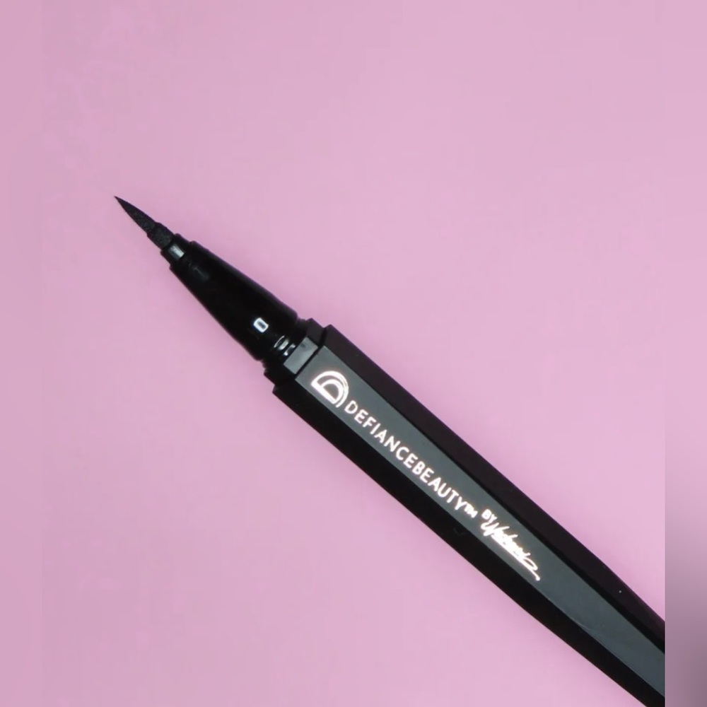 DEFIANCE BEAUTY Infinity Liquid Eyeliner In Shade Enigma (Carbon Black)